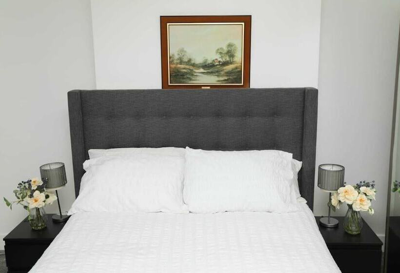 Резиденция Impeccable 3 Bed House In Plumstead, London