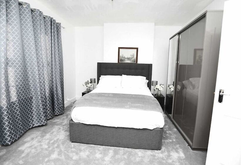 Резиденция Impeccable 3 Bed House In Plumstead, London