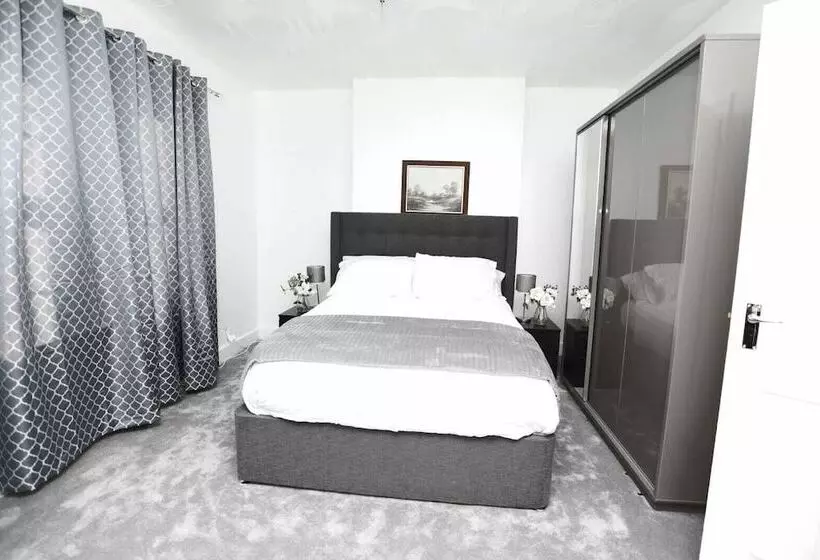 Residenssi Impeccable 3 Bed House In Plumstead, London