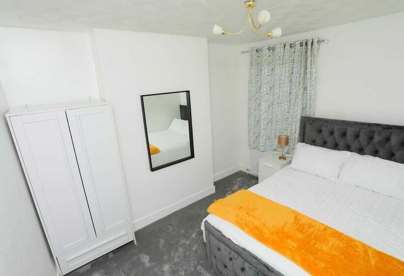 Резиденция Impeccable 3 Bed House In Plumstead, London