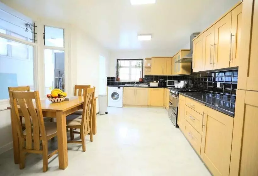 Residenssi Impeccable 3 Bed House In Plumstead, London
