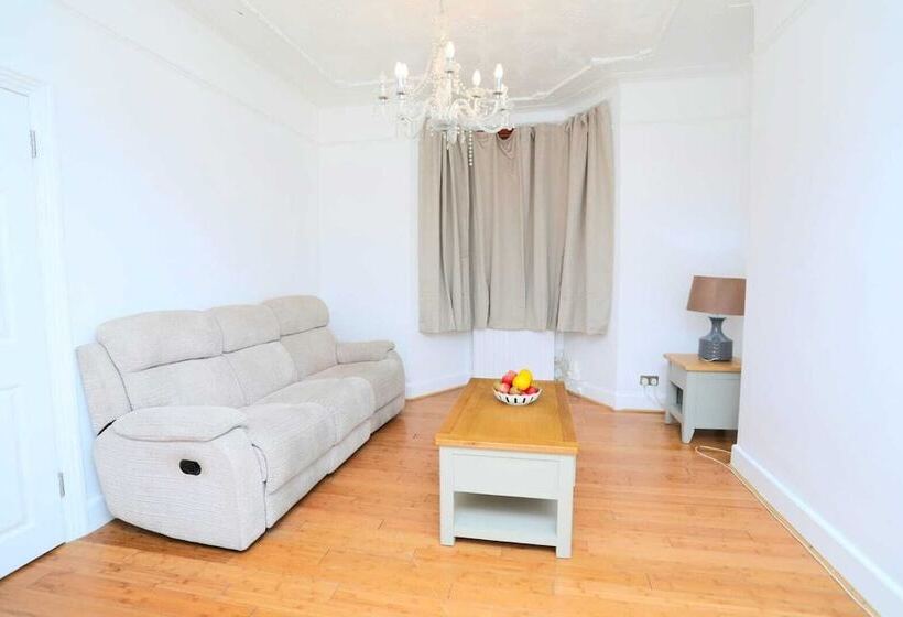 Резиденция Impeccable 3 Bed House In Plumstead, London