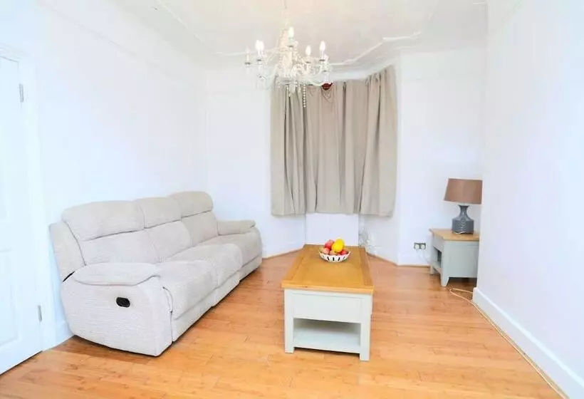 Residenssi Impeccable 3 Bed House In Plumstead, London