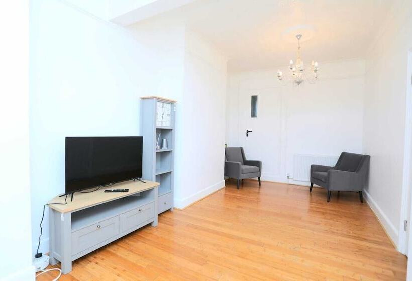 Резиденция Impeccable 3 Bed House In Plumstead, London