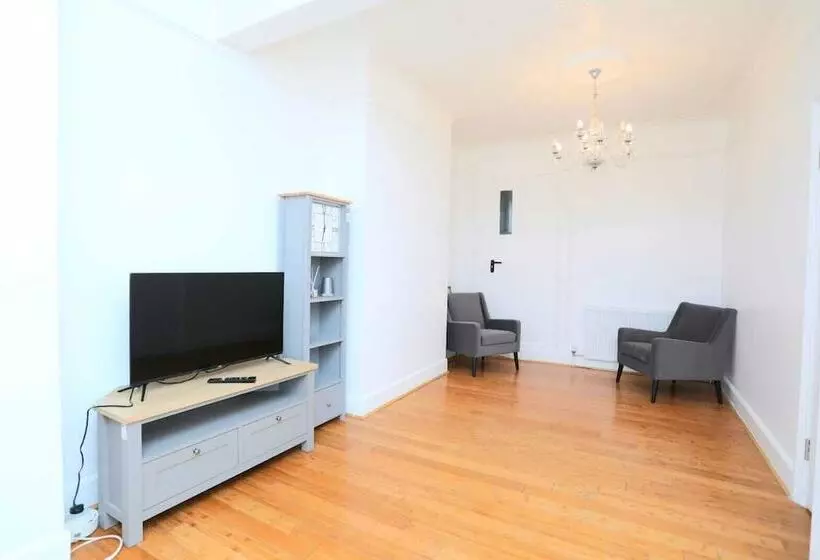 Residenssi Impeccable 3 Bed House In Plumstead, London