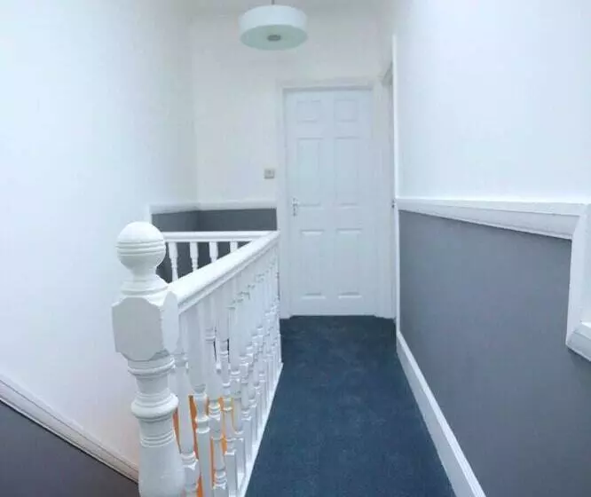 Residenssi Impeccable 3 Bed House In Plumstead, London