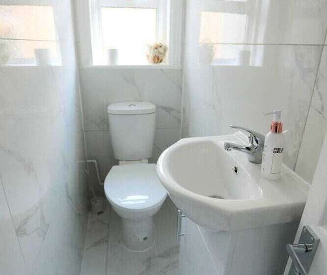 Резиденция Impeccable 3 Bed House In Plumstead, London