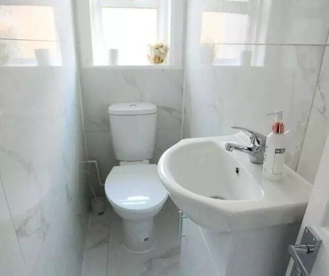 Residenssi Impeccable 3 Bed House In Plumstead, London