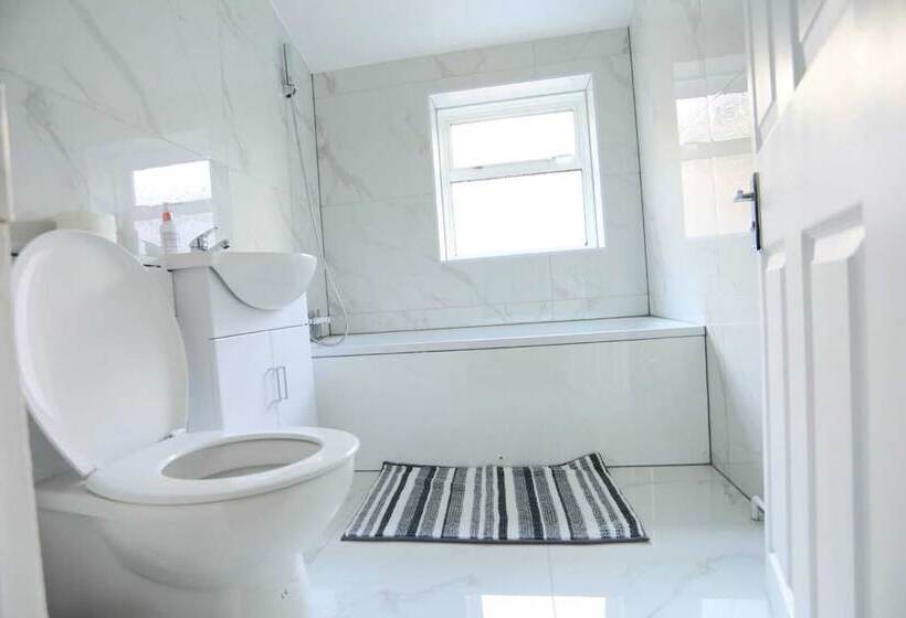 Резиденция Impeccable 3 Bed House In Plumstead, London