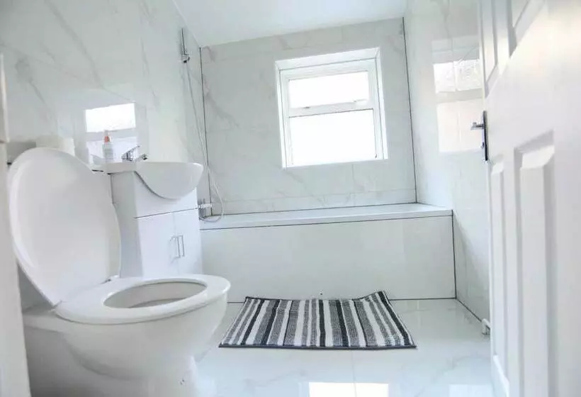 Residenssi Impeccable 3 Bed House In Plumstead, London