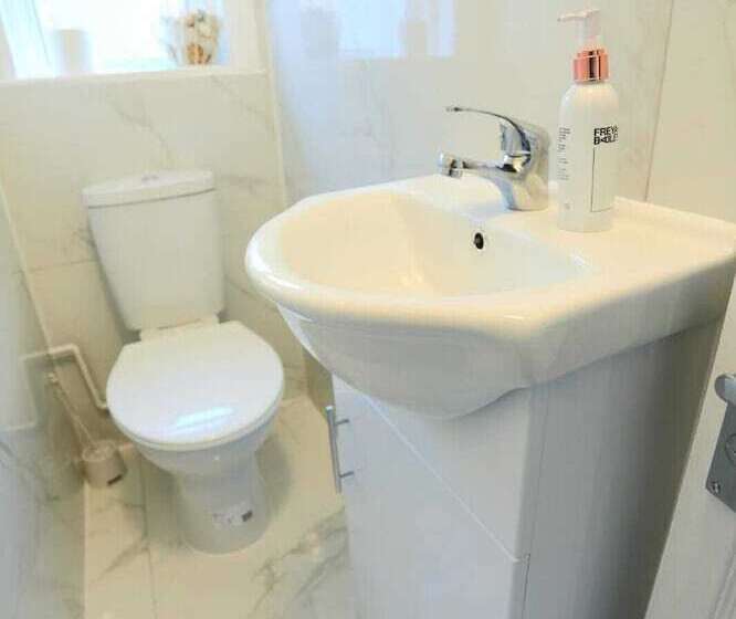 Резиденция Impeccable 3 Bed House In Plumstead, London