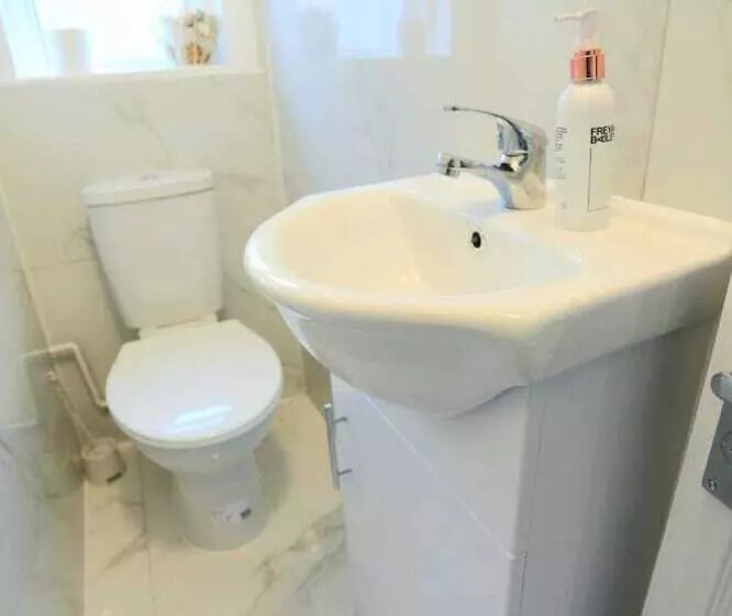 Residenssi Impeccable 3 Bed House In Plumstead, London