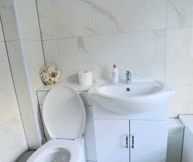 Резиденция Impeccable 3 Bed House In Plumstead, London