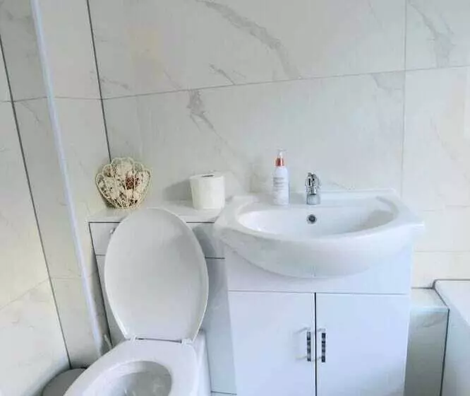 Residenssi Impeccable 3 Bed House In Plumstead, London