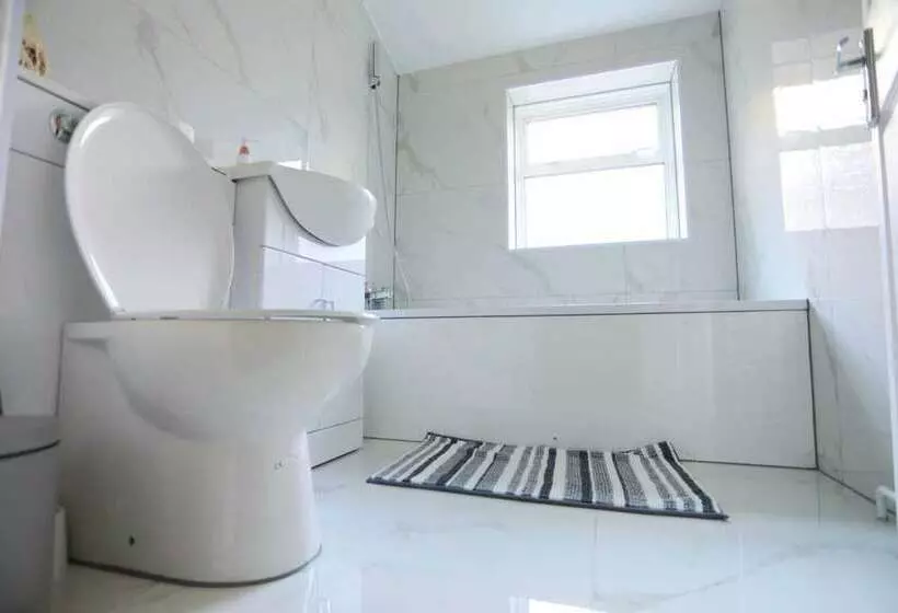 Residenssi Impeccable 3 Bed House In Plumstead, London