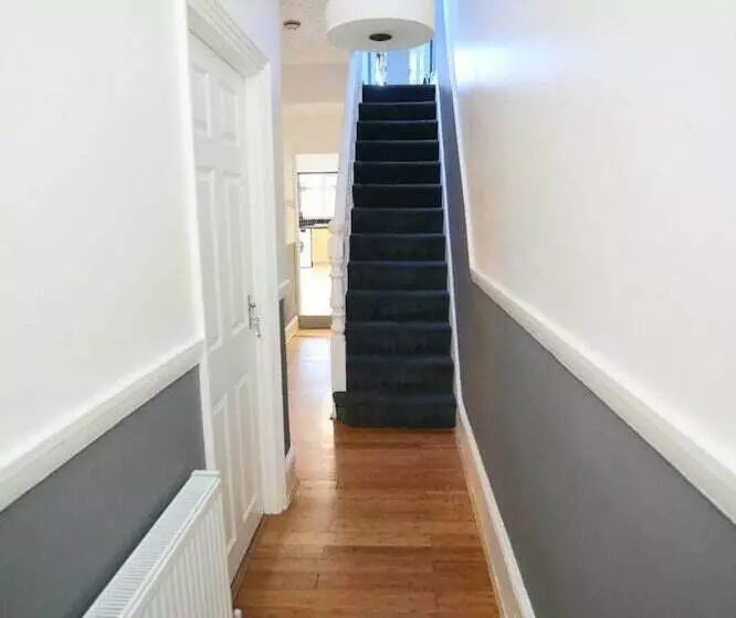 Residenssi Impeccable 3 Bed House In Plumstead, London