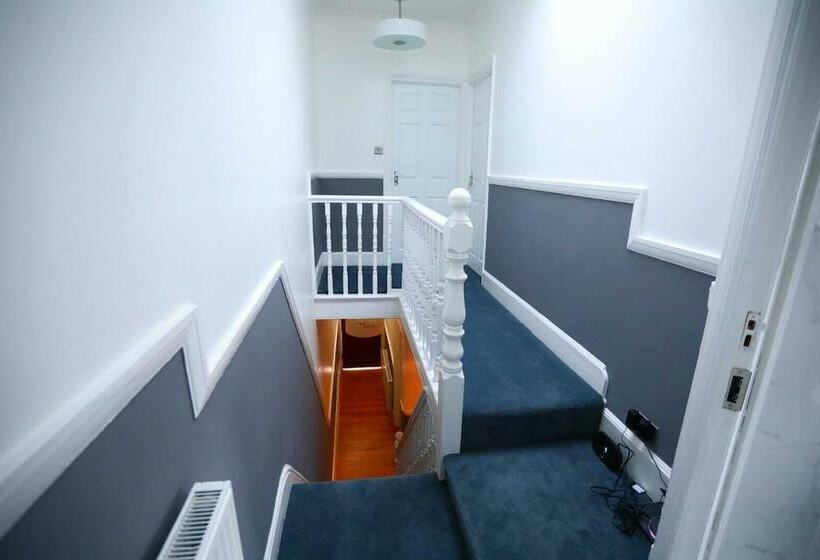 Резиденция Impeccable 3 Bed House In Plumstead, London