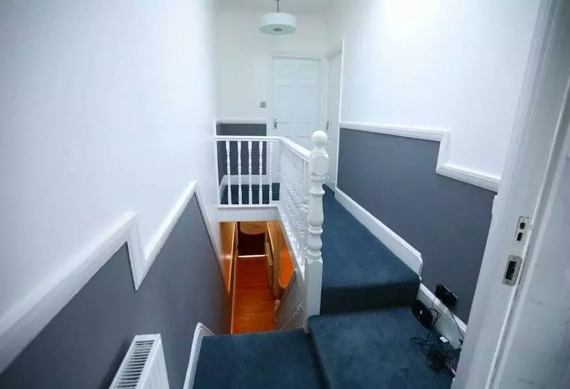 Residenssi Impeccable 3 Bed House In Plumstead, London