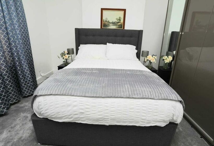 Резиденция Impeccable 3 Bed House In Plumstead, London