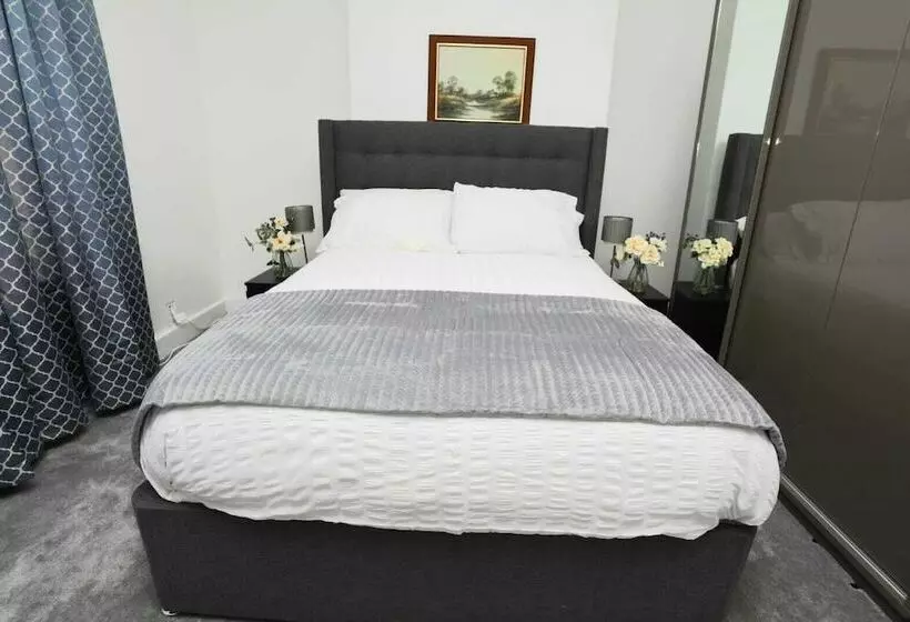 Residenssi Impeccable 3 Bed House In Plumstead, London