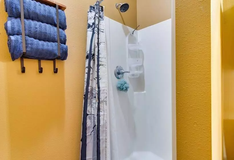 Tranquil La Prairie Retreat W/ Patio & Fireplace!