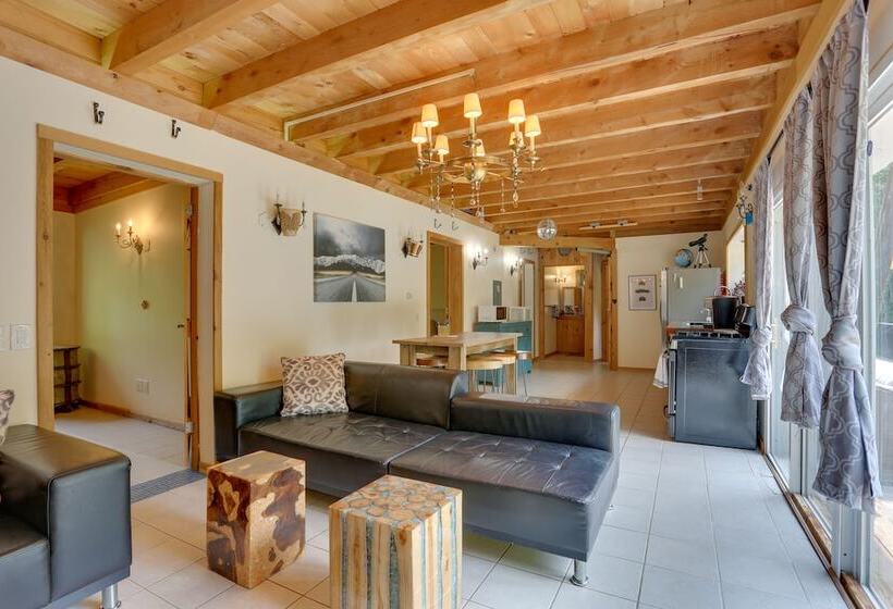 Unique Ferndale Retreat: Sauna, Deck & Home Gym!