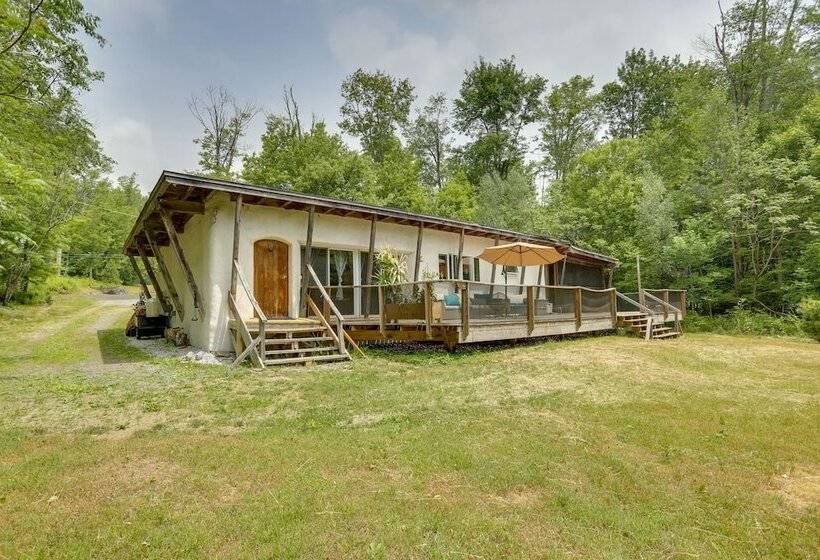 Unique Ferndale Retreat: Sauna, Deck & Home Gym!