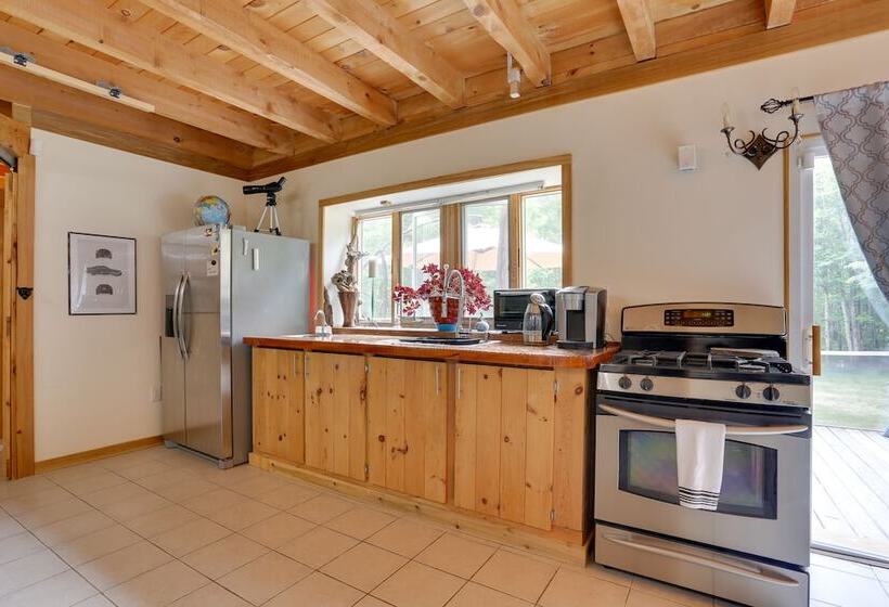 Unique Ferndale Retreat: Sauna, Deck & Home Gym!