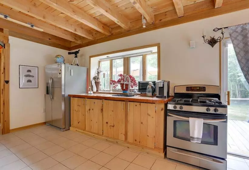 Unique Ferndale Retreat: Sauna, Deck & Home Gym!