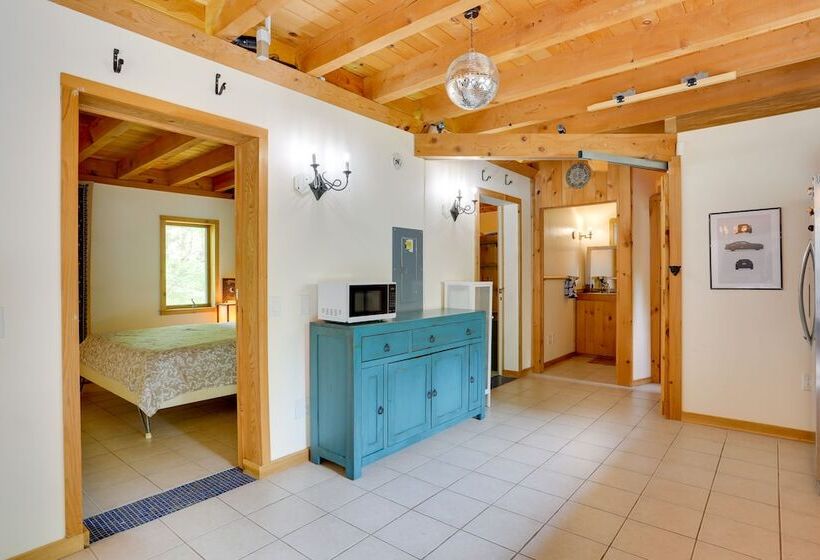 Unique Ferndale Retreat: Sauna, Deck & Home Gym!