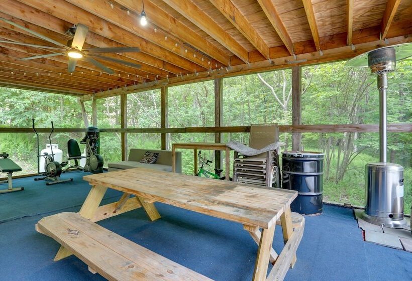 Unique Ferndale Retreat: Sauna, Deck & Home Gym!