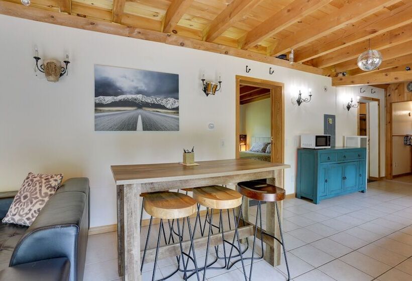 Unique Ferndale Retreat: Sauna, Deck & Home Gym!