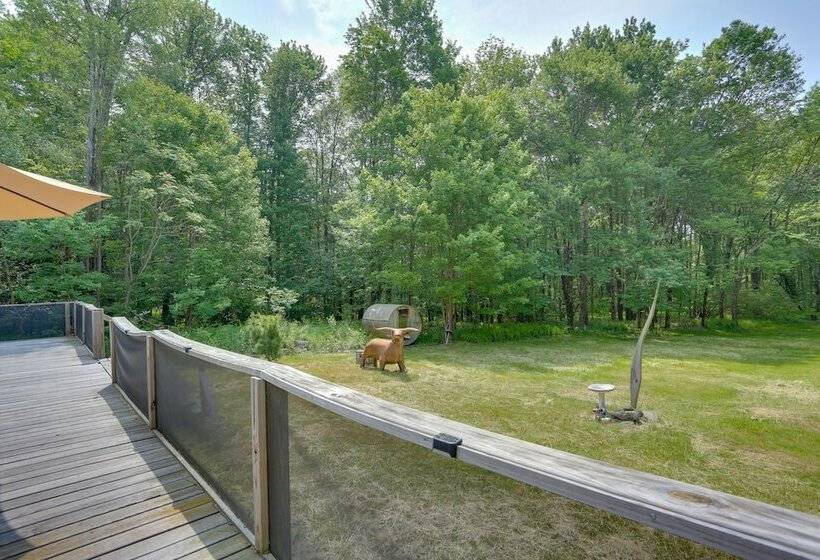 Unique Ferndale Retreat: Sauna, Deck & Home Gym!