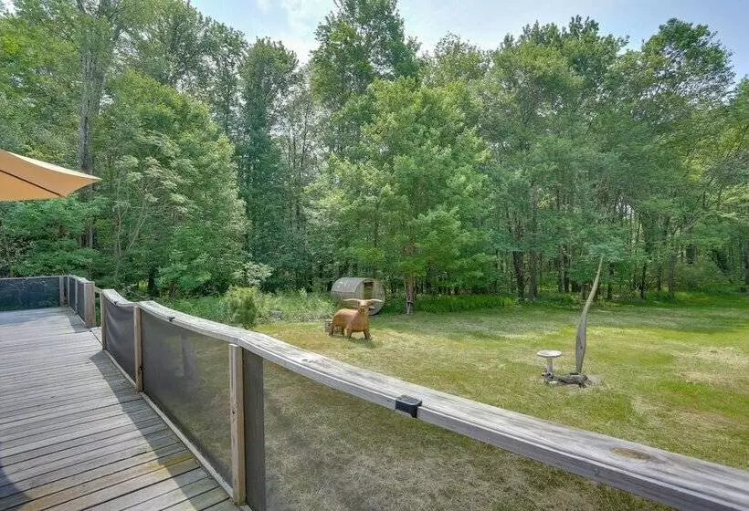 Unique Ferndale Retreat: Sauna, Deck & Home Gym!