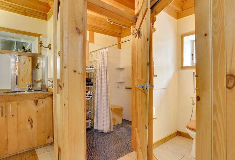 Unique Ferndale Retreat: Sauna, Deck & Home Gym!