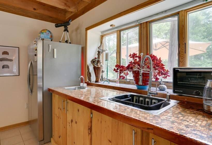 Unique Ferndale Retreat: Sauna, Deck & Home Gym!