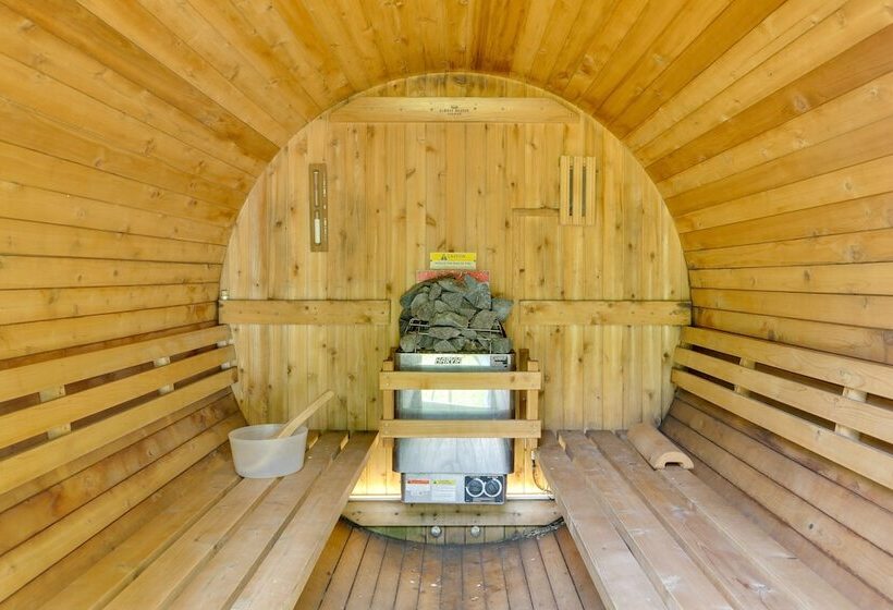 Unique Ferndale Retreat: Sauna, Deck & Home Gym!