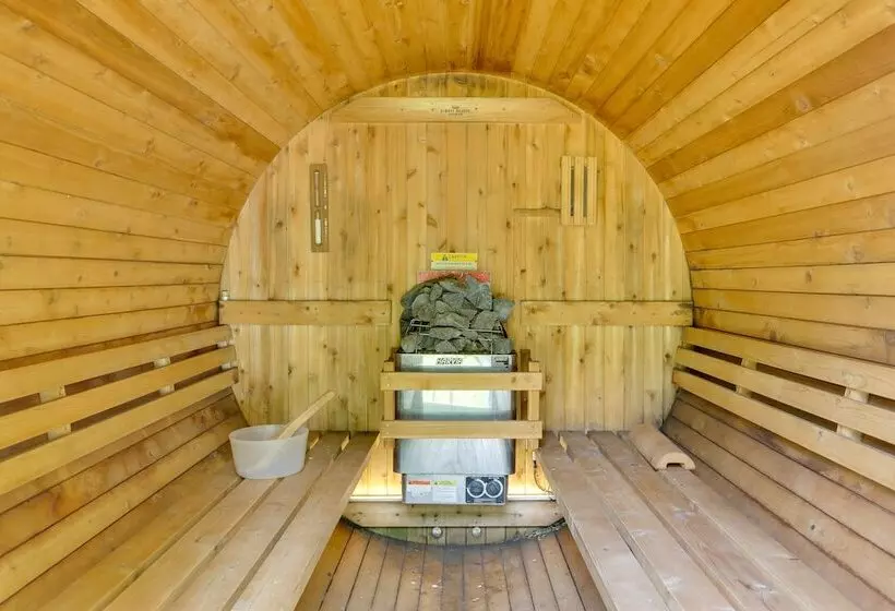 Unique Ferndale Retreat: Sauna, Deck & Home Gym!
