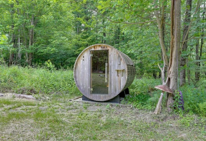 Unique Ferndale Retreat: Sauna, Deck & Home Gym!