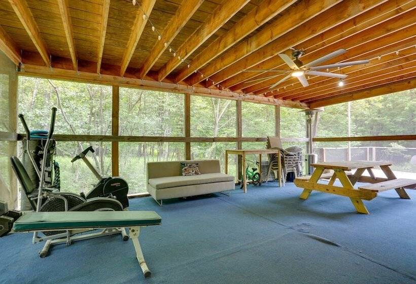 Unique Ferndale Retreat: Sauna, Deck & Home Gym!