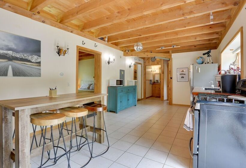 Unique Ferndale Retreat: Sauna, Deck & Home Gym!