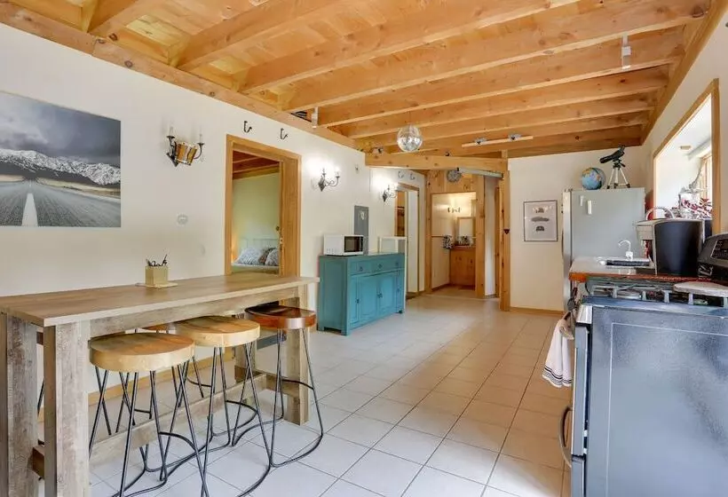 Unique Ferndale Retreat: Sauna, Deck & Home Gym!