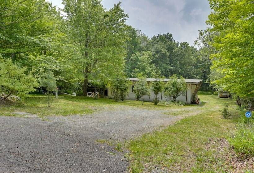 Unique Ferndale Retreat: Sauna, Deck & Home Gym!