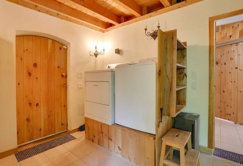 Unique Ferndale Retreat: Sauna, Deck & Home Gym!