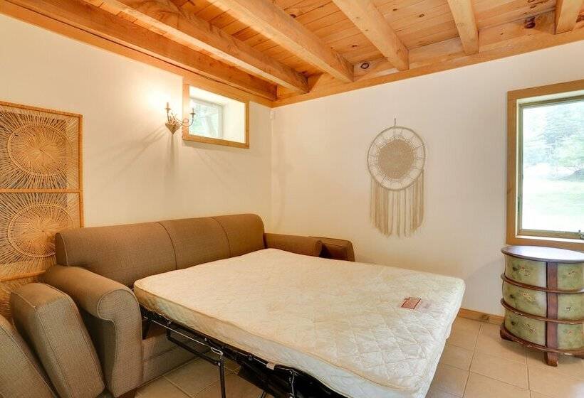 Unique Ferndale Retreat: Sauna, Deck & Home Gym!