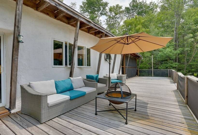 Unique Ferndale Retreat: Sauna, Deck & Home Gym!