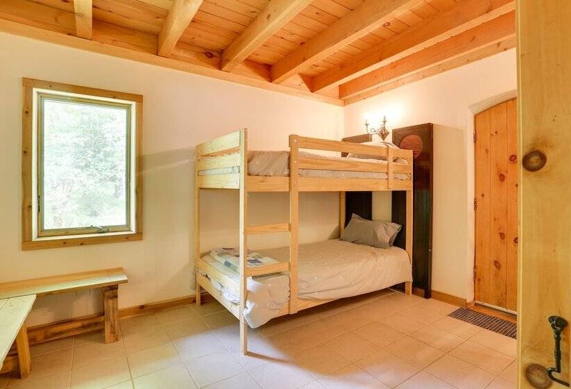 Unique Ferndale Retreat: Sauna, Deck & Home Gym!