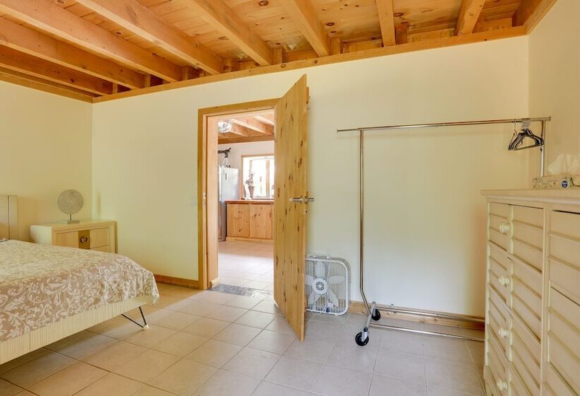 Unique Ferndale Retreat: Sauna, Deck & Home Gym!