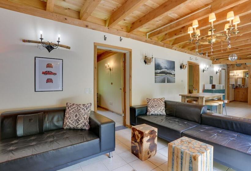 Unique Ferndale Retreat: Sauna, Deck & Home Gym!