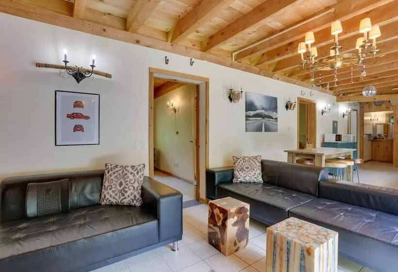 Unique Ferndale Retreat: Sauna, Deck & Home Gym!